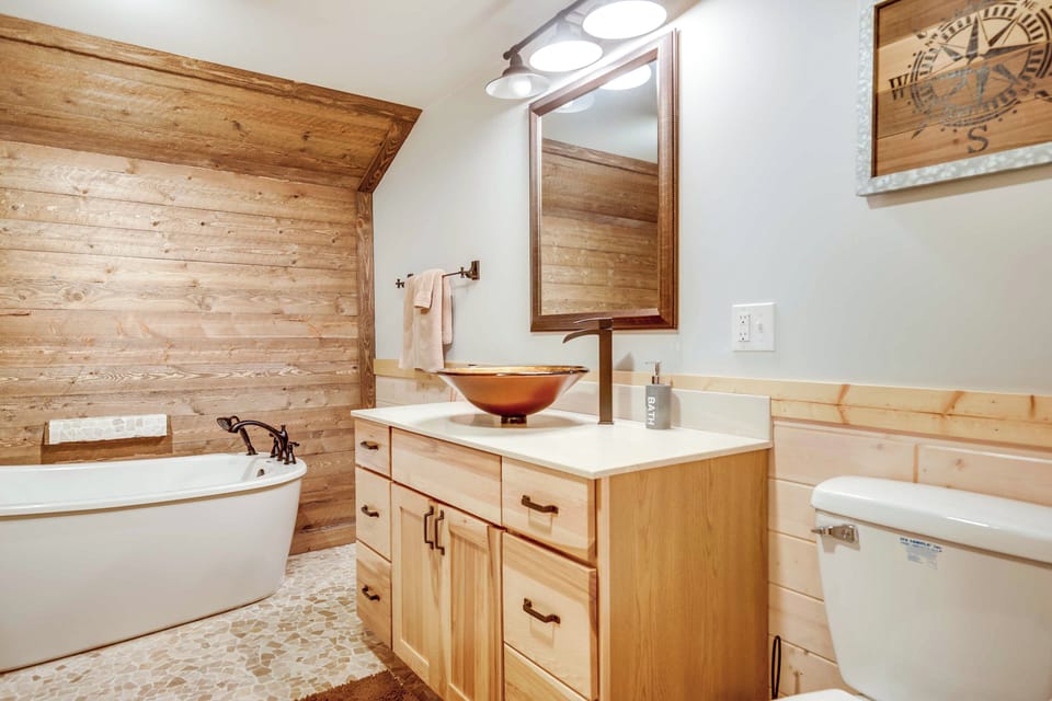 Full Bathroom | Basement Level | Towels Provided | Hair Dryer