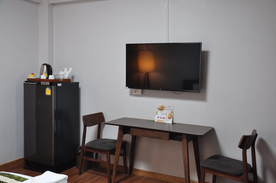 Deluxe Double Room | In-room safe, desk, blackout drapes, iron/ironing board