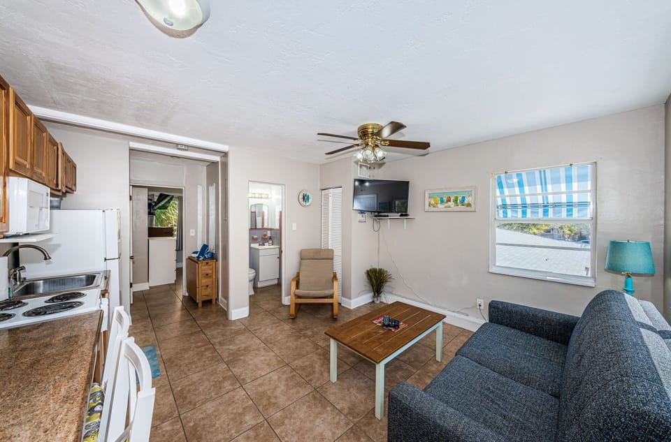 19-web-or-mls-Unit20620Living20Room202620Kitchen