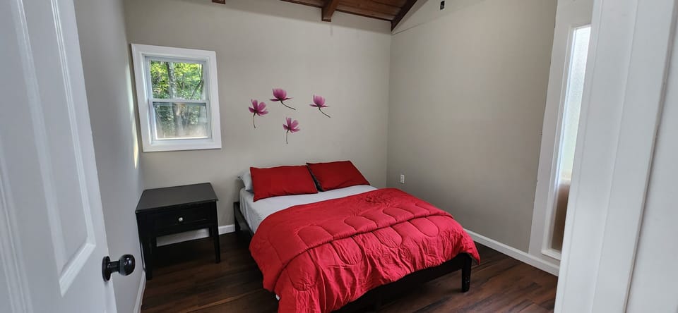 Upper level bedroom w/Double Sized Bed