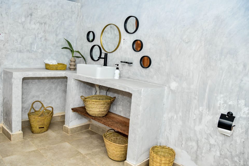Deluxe Double Room | Bathroom | Free toiletries