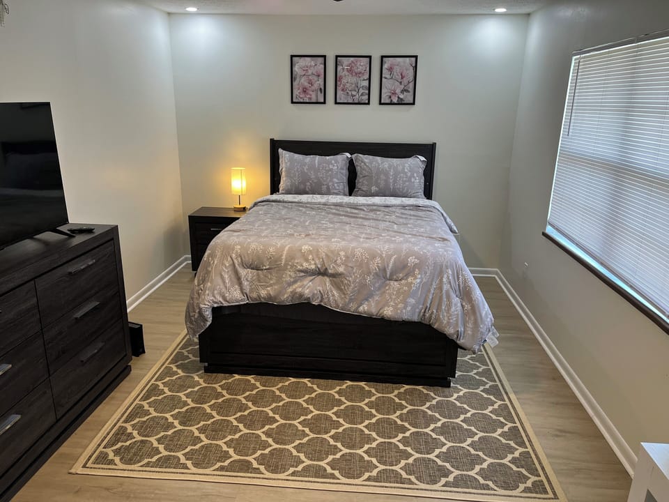 Room, Share House, Private Bath, 1 Queen Bed, Non-smoking | Down comforters, desk, laptop workspace, iron/ironing board