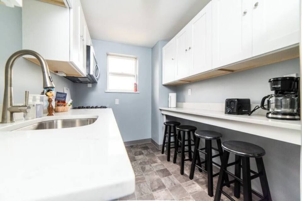 Full Kitchen and breakfast bar