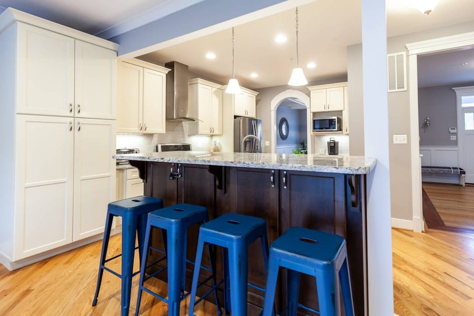 Prepare dinner or make cocktails while your guests keep you company from the breakfast bar.