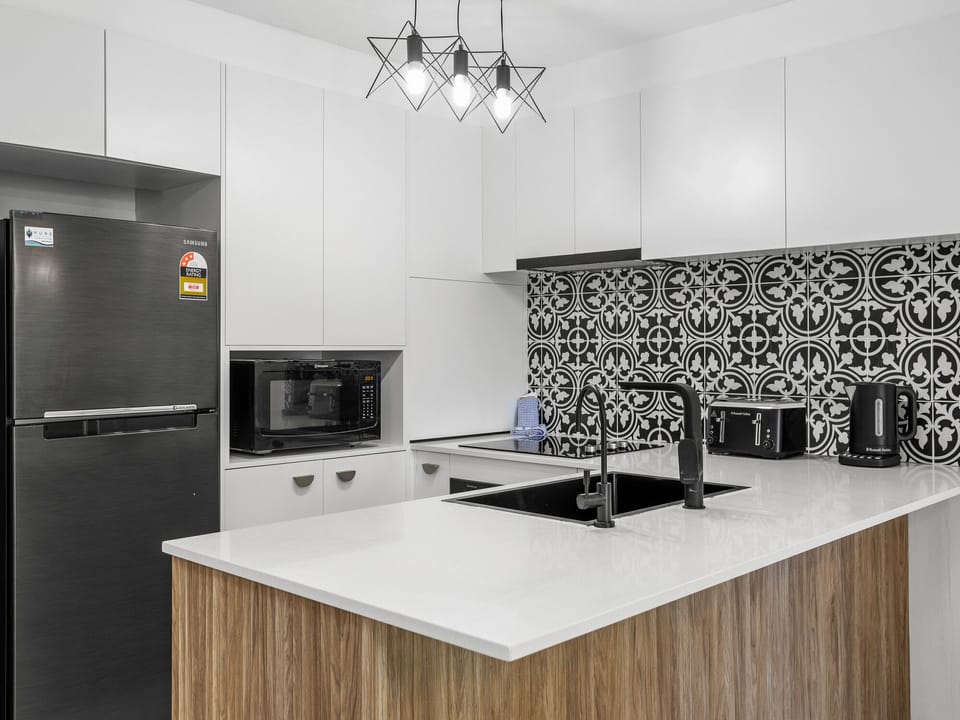 Standard Apartment | Private kitchen | Full-size fridge, microwave, oven, stovetop