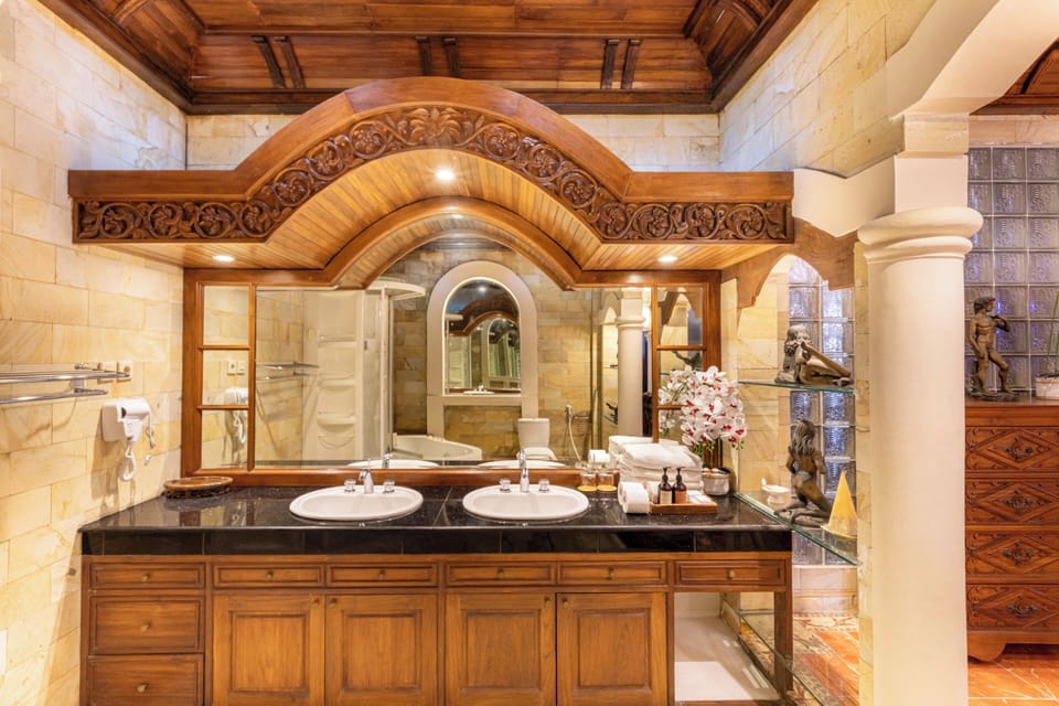 Presidential Room | Bathroom | Shower, free toiletries, hair dryer, towels