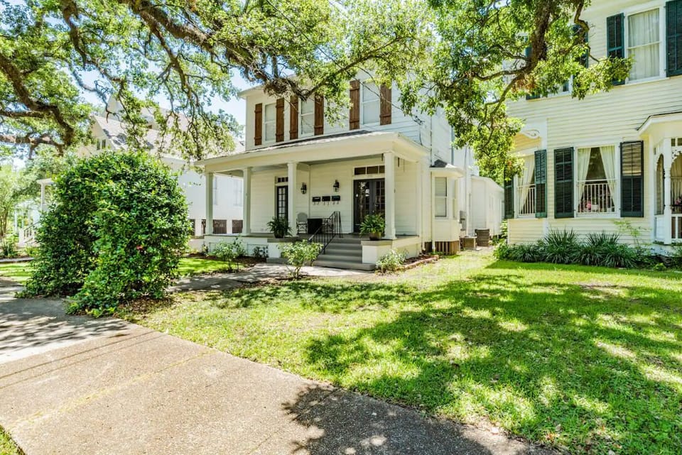 King George triplex - built in 1905 enjoy the old mobile historic charm 