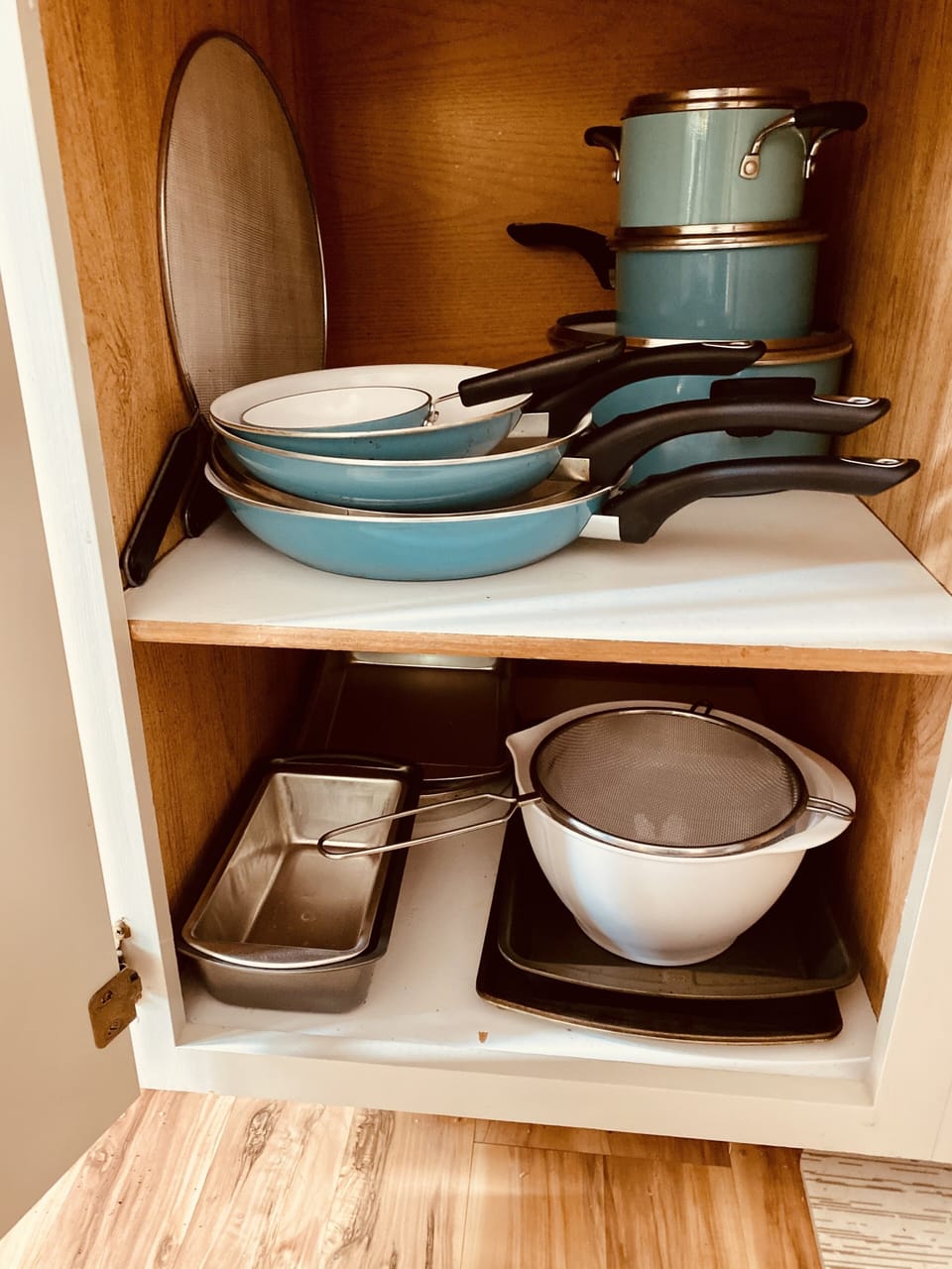 Full-size fridge, microwave, oven, stovetop