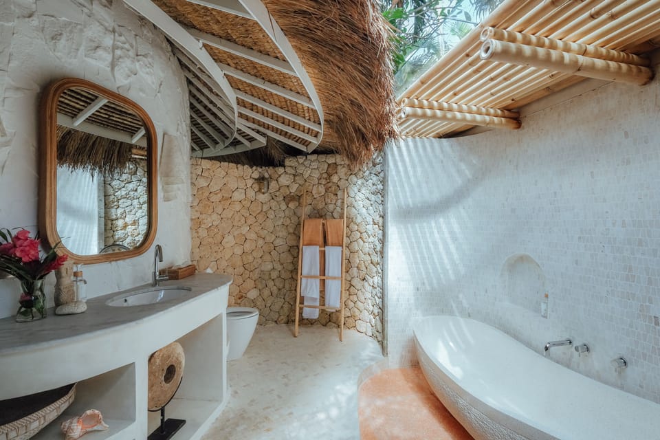 Deluxe Suite, 1 Bedroom | Bathroom | Hair dryer, towels, soap, shampoo