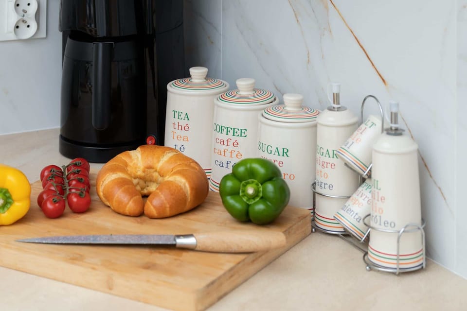 Fully equipped kitchenette. 