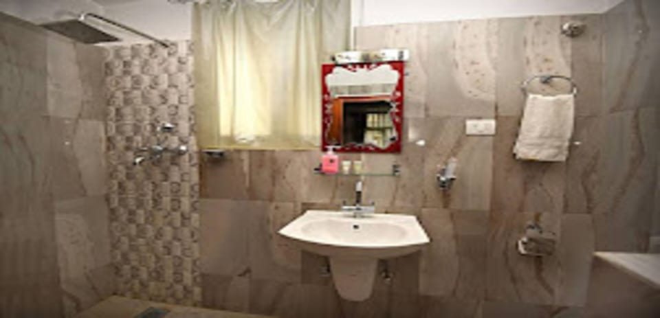 Standard Twin Room | Bathroom | Shower, rainfall showerhead, towels, soap