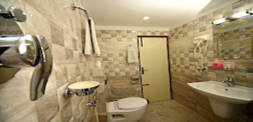 Double or Twin Room | Bathroom | Shower, rainfall showerhead, towels, soap