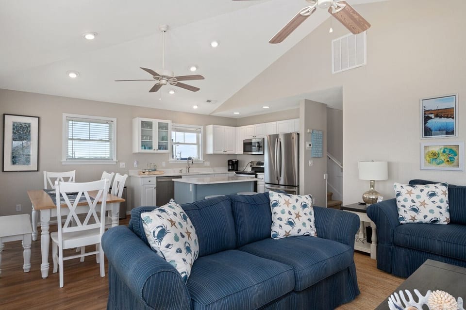 22-web-or-mls-10247F-E-Loon-Ct-TL-Living-V7