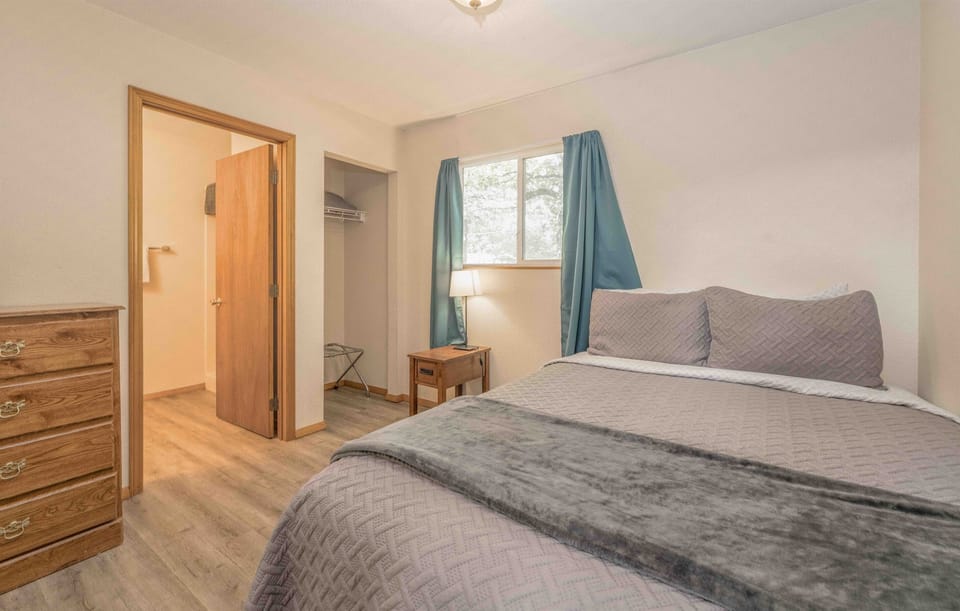 Bedroom 3- Queen Bed with en suite (Shower)