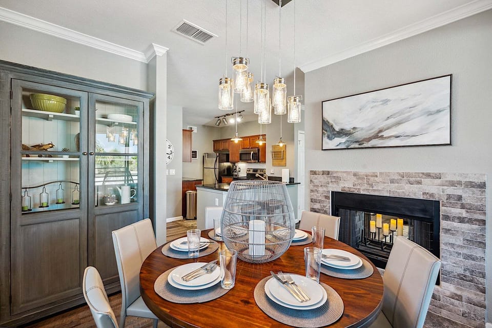 Dining room w/ dual-sided fireplace (for show only)