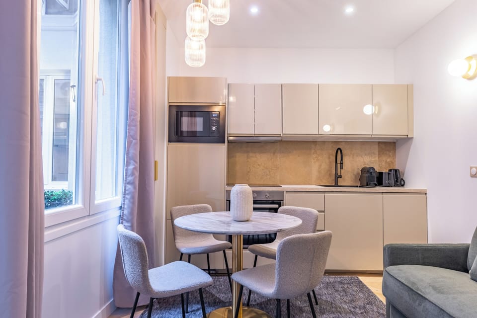 City Studio, 1 Queen Bed with Sofa bed, Kitchen | Private kitchen | Full-size fridge, microwave, oven, stovetop