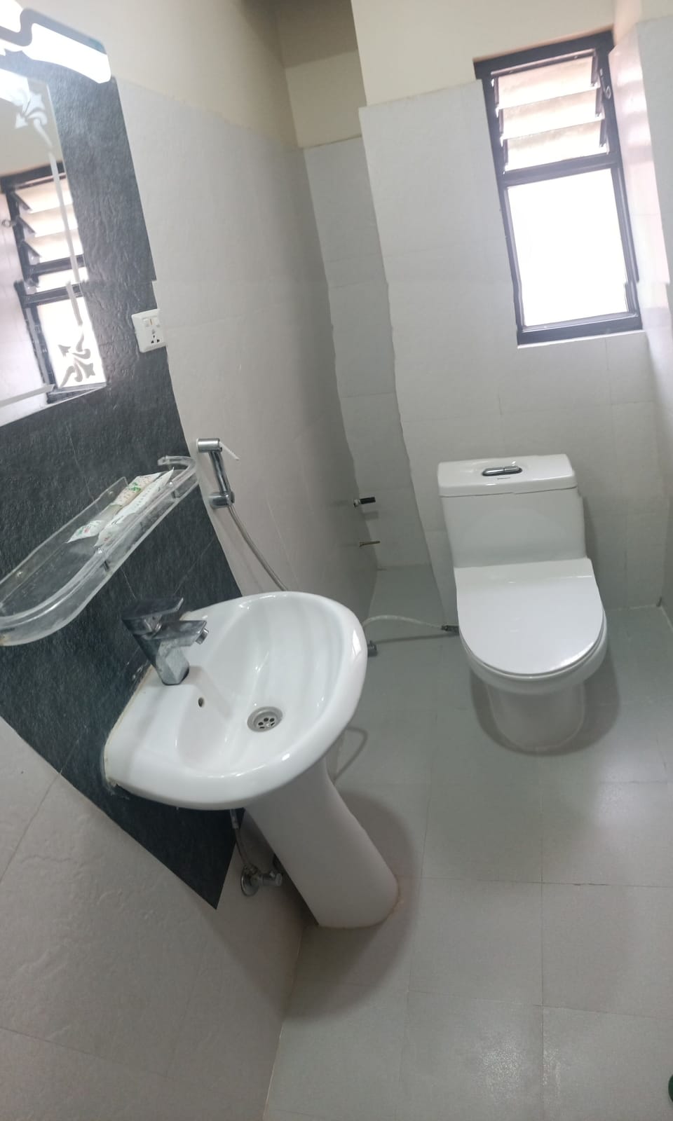 Shower, free toiletries, towels