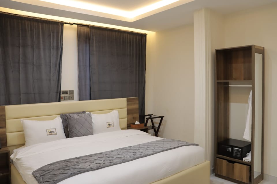 Family Room, 1 Queen Bed with Sofa bed | Desk, laptop workspace, WiFi (free)
