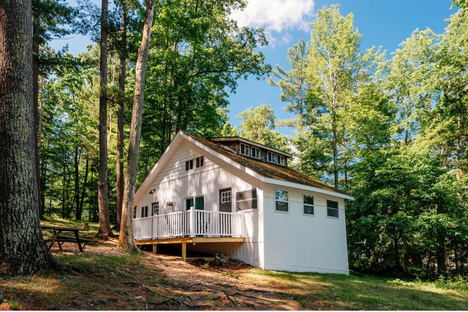 Charming Cabin Retreat: Embrace nature with sunlit decks and serene forest views!
