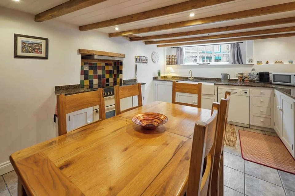 Hampdon Cottage, Staithes - Host & Stay
