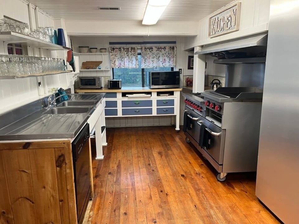 Cabin, Multiple Bedrooms | Private kitchen | Coffee/tea maker, fridge, oven, toaster