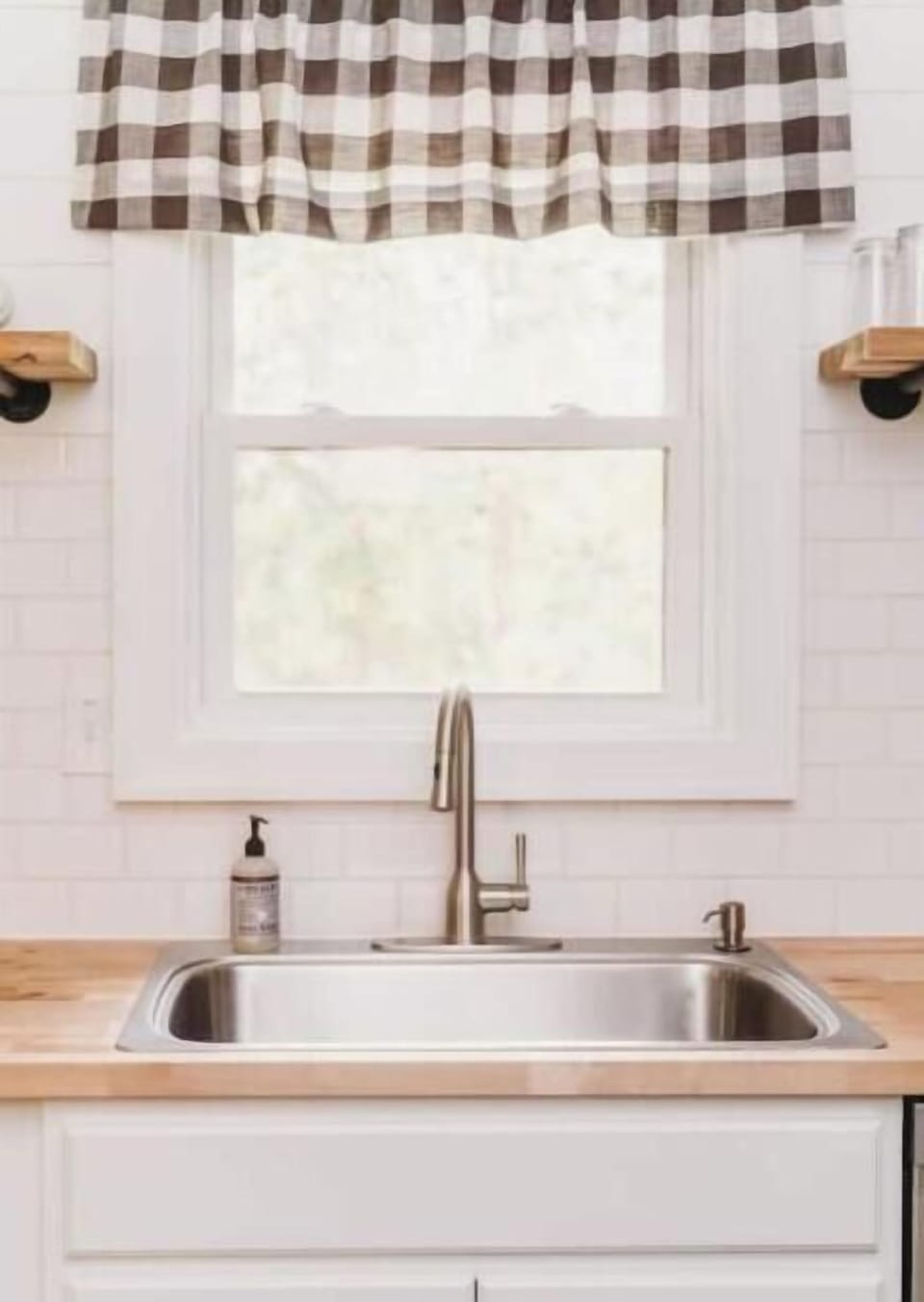 The spacious sink area provides you with a full view of the outdoor scenery.
