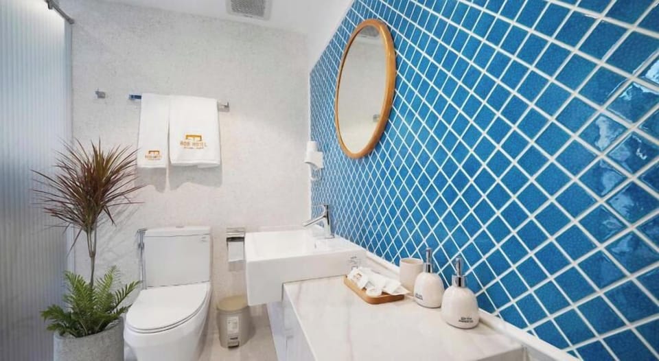 Deluxe Triple Room | Bathroom | Shower, hydromassage showerhead, designer toiletries, hair dryer