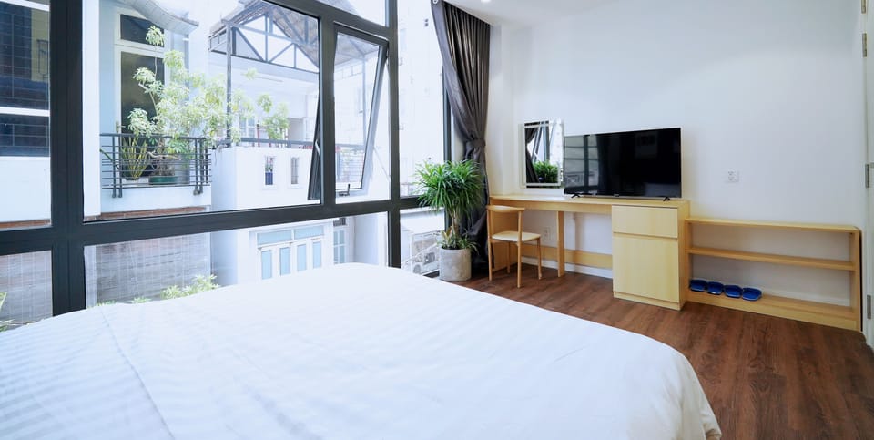 Deluxe Double Room, 1 Queen Bed, Private Bathroom | Hypo-allergenic bedding, memory foam beds, minibar