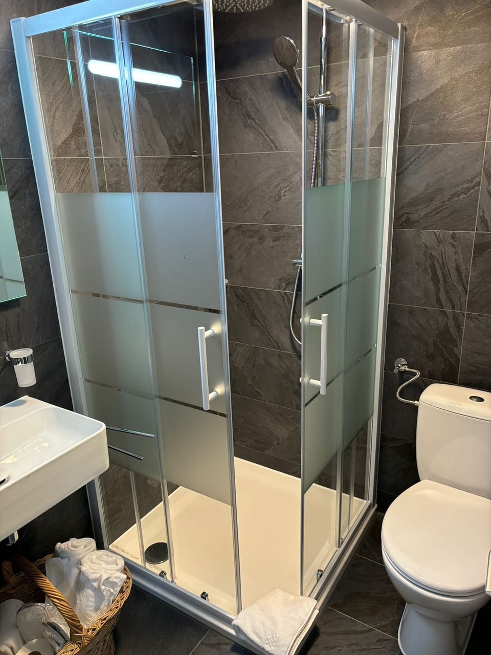 Double Room, 1 Queen Bed, Partial Lake View | Bathroom | Shower, rainfall showerhead, hair dryer, slippers
