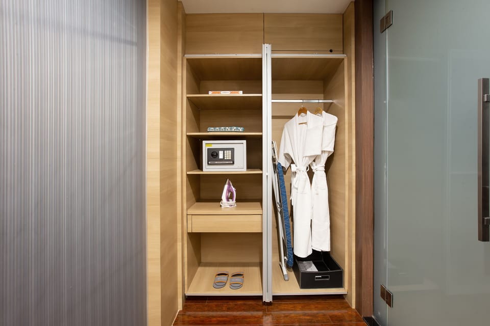 Harper Suite | In-room safe, desk, soundproofing, free WiFi
