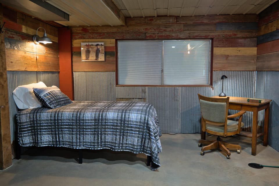 Extra single bed with office area as well.