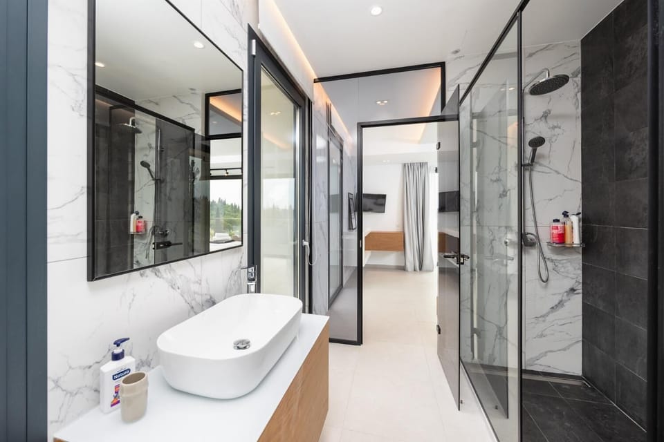 En suite bathroom with shower