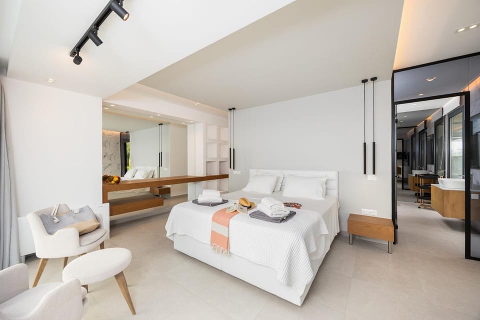 Double bedroom with en suite bathroom and A/C