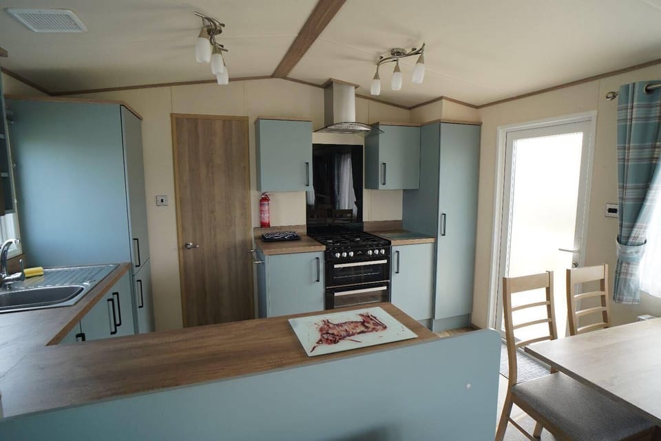 Chalet | Private kitchen | Fridge, microwave, oven, stovetop