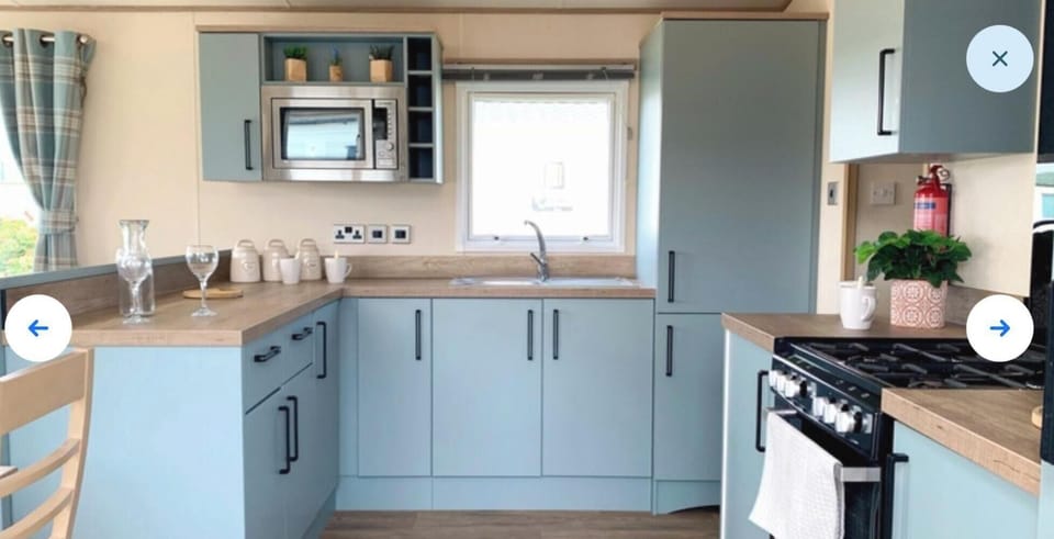 Chalet | Private kitchen | Fridge, microwave, oven, stovetop