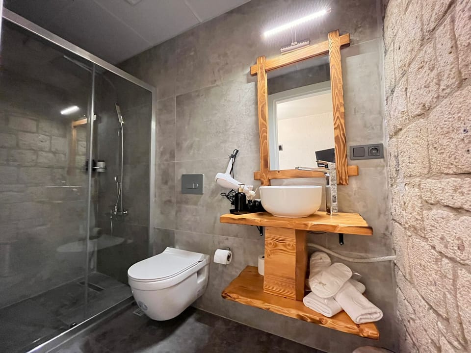 Junior Suite, Fireplace | Bathroom | Shower, free toiletries, hair dryer, bathrobes