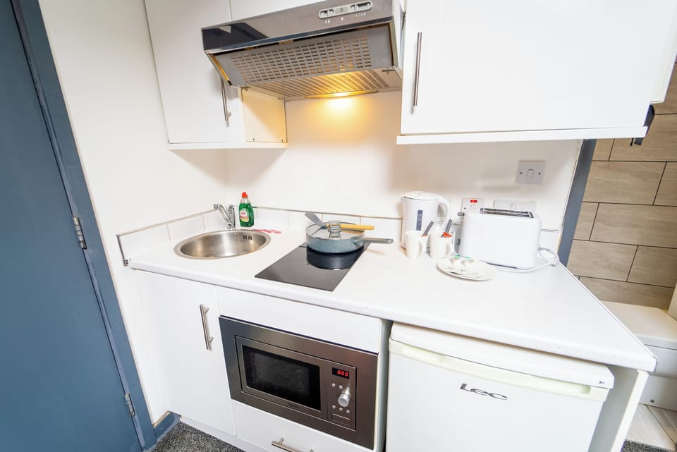 Studio | Private kitchen | Fridge, microwave, stovetop, electric kettle