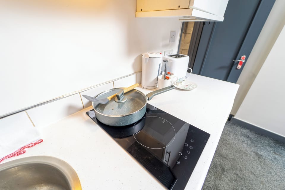 Studio | Private kitchen | Fridge, microwave, stovetop, electric kettle