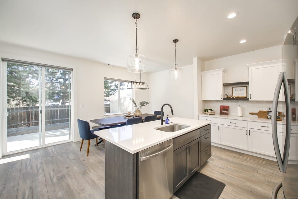 House, Multiple Beds, Hot Tub, Garden View (Pineview - #1527) | Private kitchen | Fridge, microwave, oven, stovetop