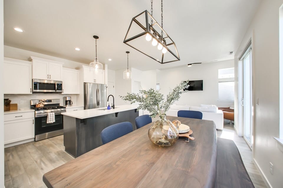 House, Multiple Beds, Hot Tub, Garden View (Pineview - #1527) | Private kitchen | Fridge, microwave, oven, stovetop