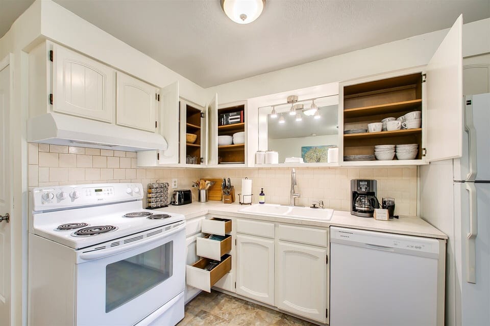Condo, Multiple Beds, Patio, Garden View (Norfolk - #3178) | Private kitchen | Fridge, microwave, oven, stovetop