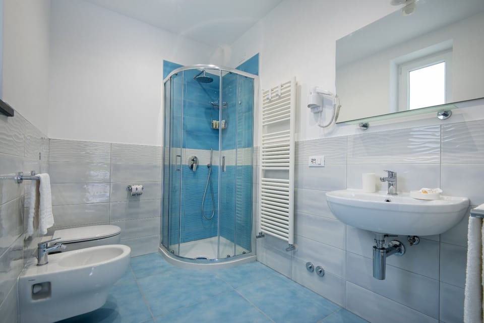 Basic Double or Twin Room | Bathroom | Shower, free toiletries, hair dryer, bidet