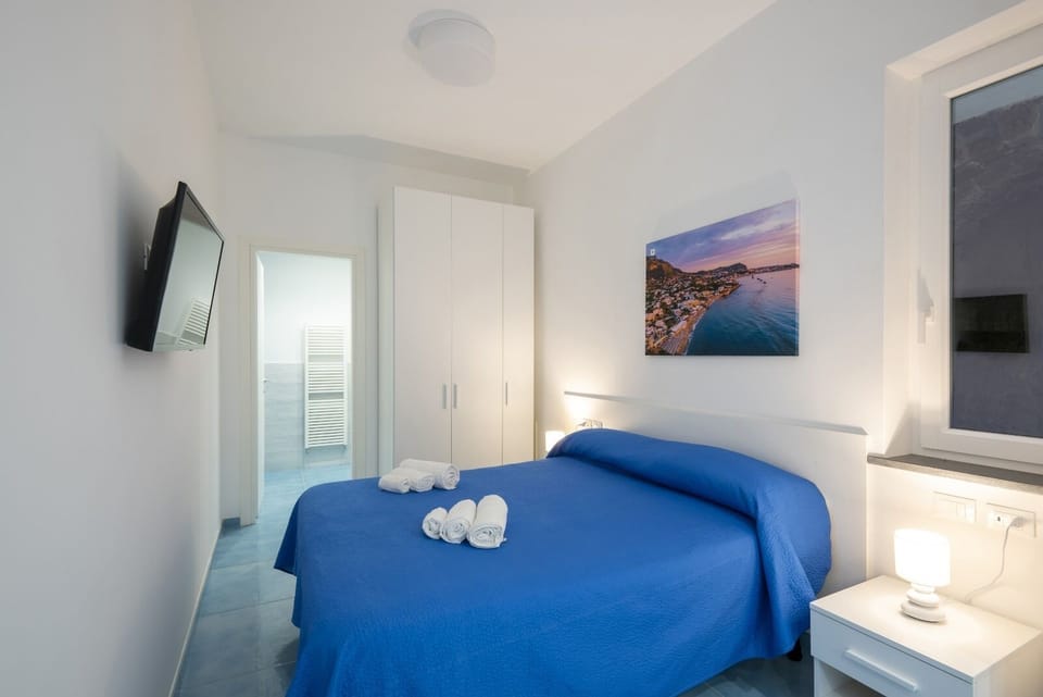 Family Room | Minibar, desk, soundproofing, free WiFi