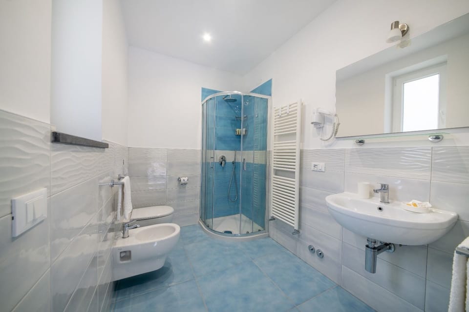 Shower, free toiletries, hair dryer, bidet