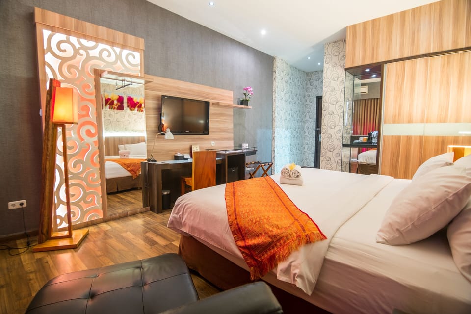 Suite | Minibar, in-room safe, desk, blackout drapes