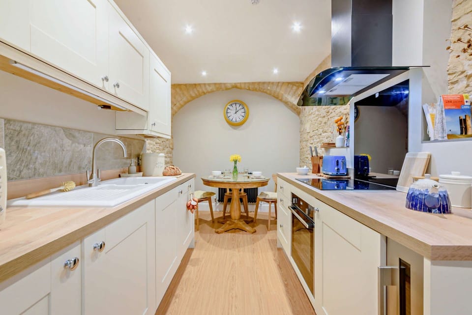 The Old Workshop Kitchen - StayCotswold
