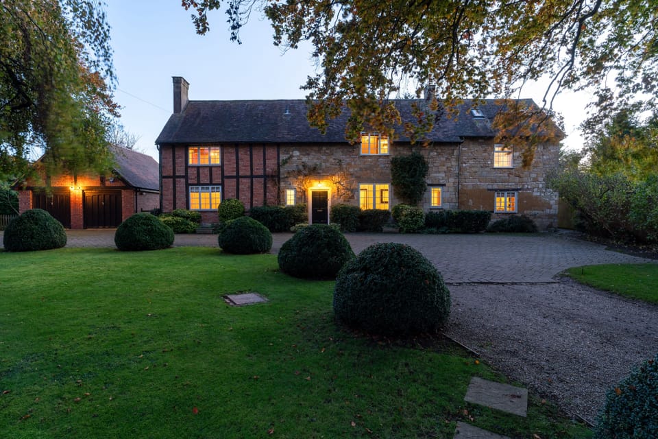 Manor House First Floor Shower Room - StayCotswold