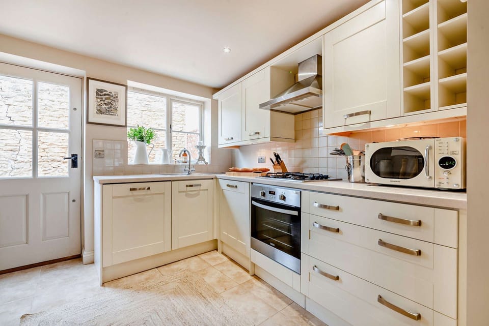 Masters House Kitchen - StayCotswold