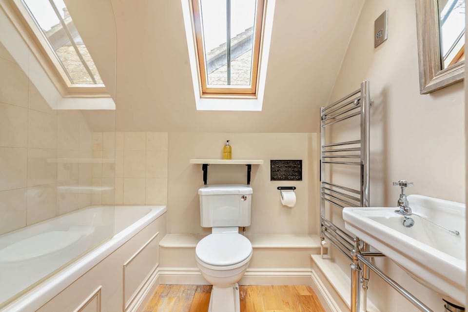 Masters House Family Bathroom - StayCotswold