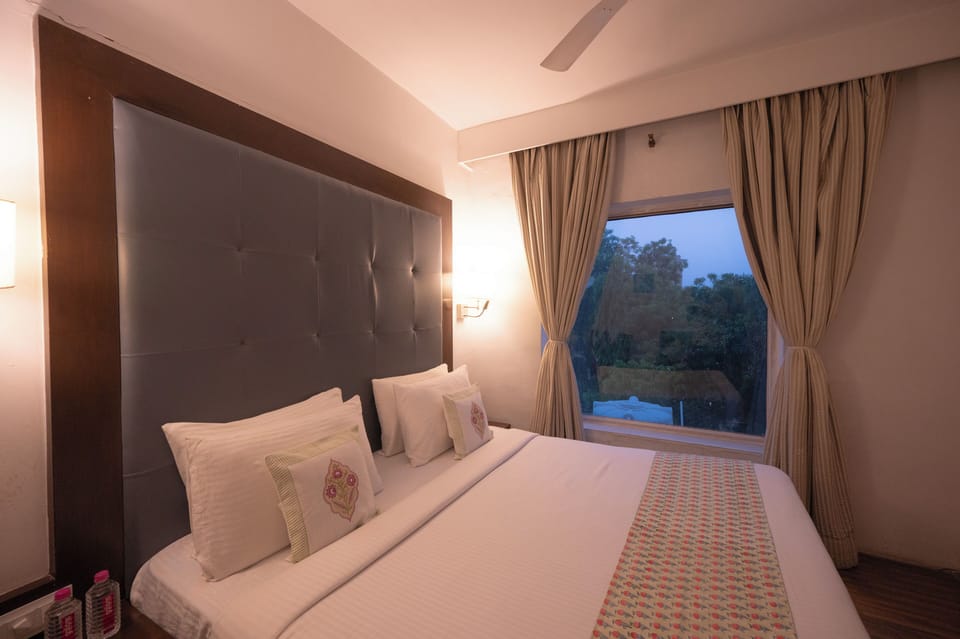 Premium Double Room, 1 King Bed, Non Smoking, Private Bathroom | Premium bedding, minibar, in-room safe, desk